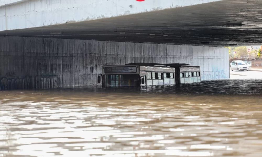 Εισαγγελική έρευνα για το λεωφορείο που «βυθίστηκε» στη Συγγρού